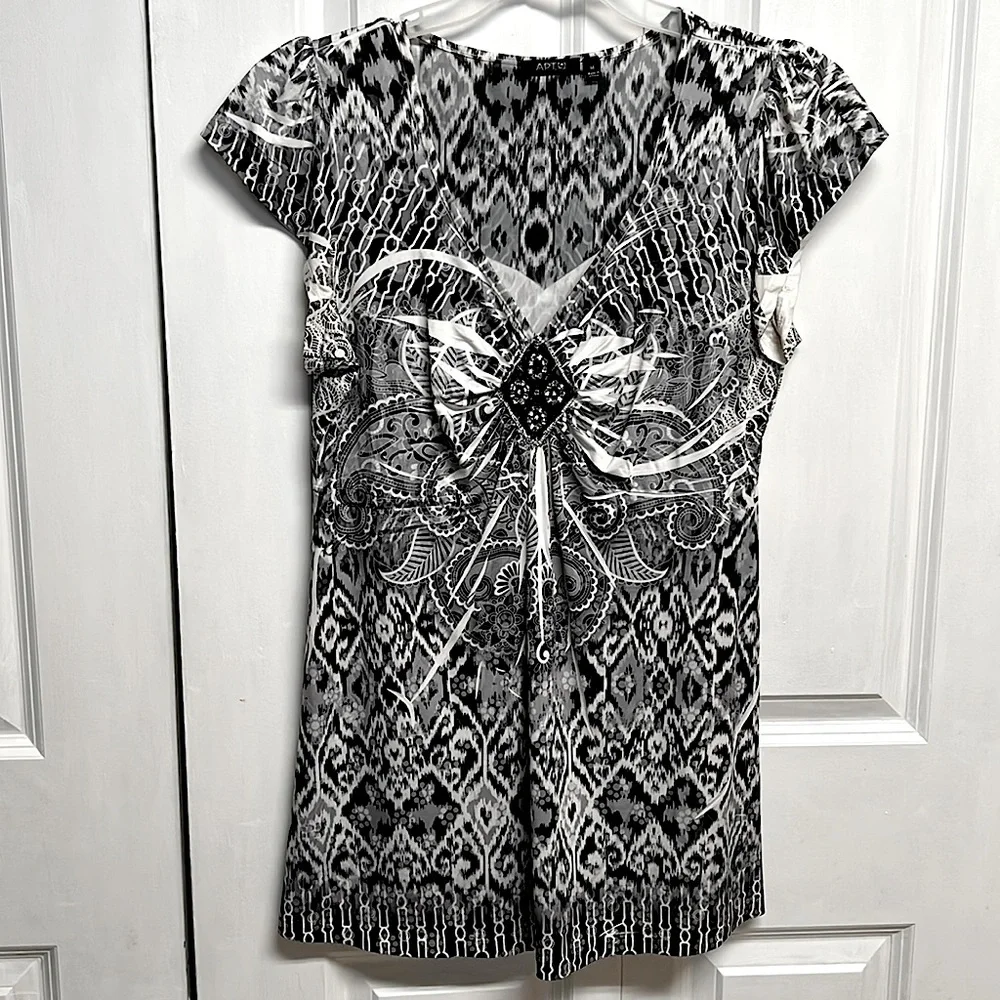 Apt 9 Black Gray White Paisley Print Rhinestone V Neck Flutter Sleeve Top Size M